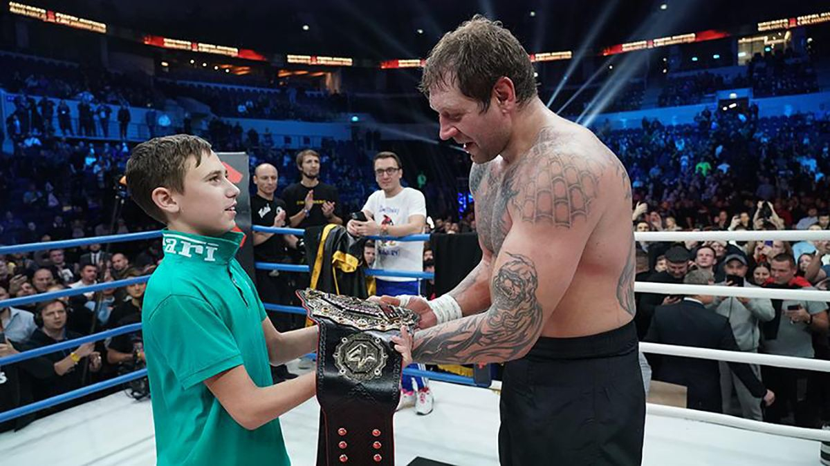 Российский боец-насильник получил пояс из рук школьника, который спас девочку от изнасилования