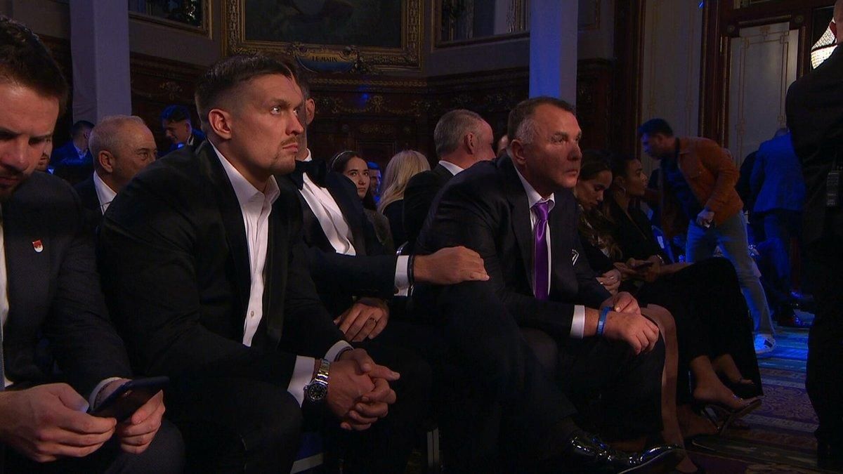 Усик вийшов на ринг до росіянина Беспутіна після його переможного бою: відео Усик вийшов на ринг до росіянина Беспутіна після його переможного бою: відео