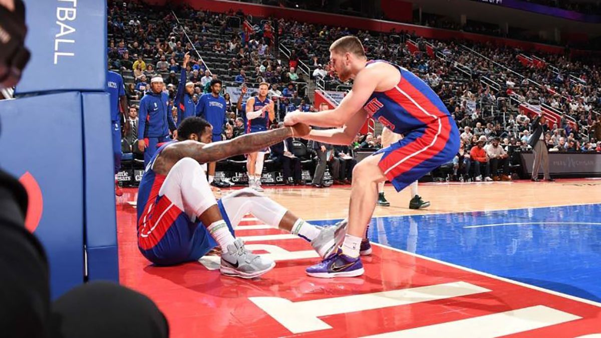 Игроки "Детройта" не смогли произнести фамилию украинца Михайлюка: смешное видео Игроки "Детройта" не смогли произнести фамилию украинца Михайлюка: смешное видео