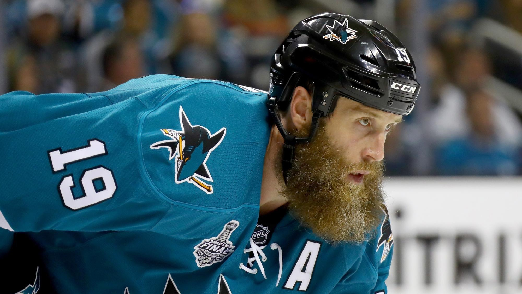 Ветеран НХЛ нокаутировал вратаря "Каролины" эффектным ударом: видео