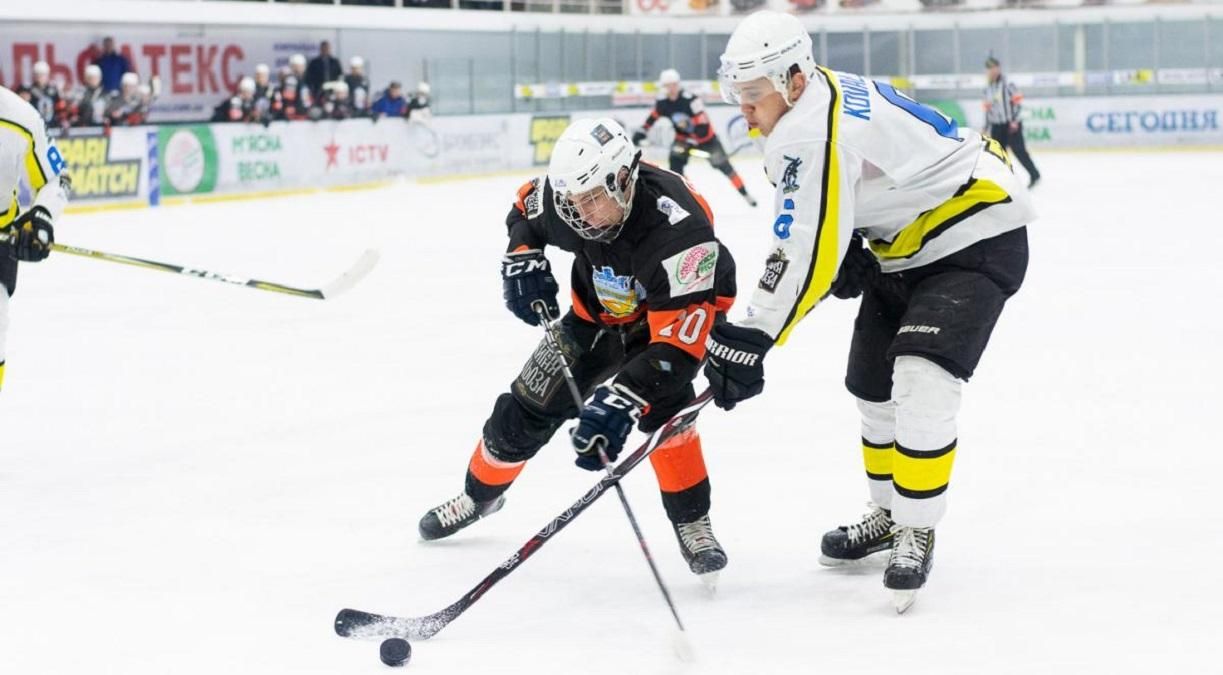 Хокеїсти українських топ-клубів влаштували масову бійку на льоду: відео