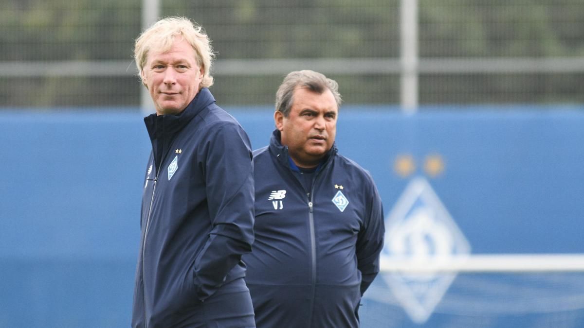 Помощник Михайличенко в "Динамо" обматерил болельщика и показал средний палец Помощник Михайличенко в "Динамо" обматерил болельщика и показал средний палец