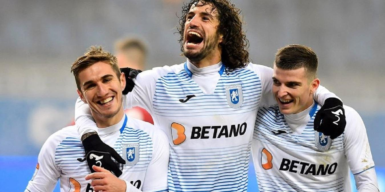 В Румынии пять футболистов выбежали с мячом на пустые ворота – курьезное видео