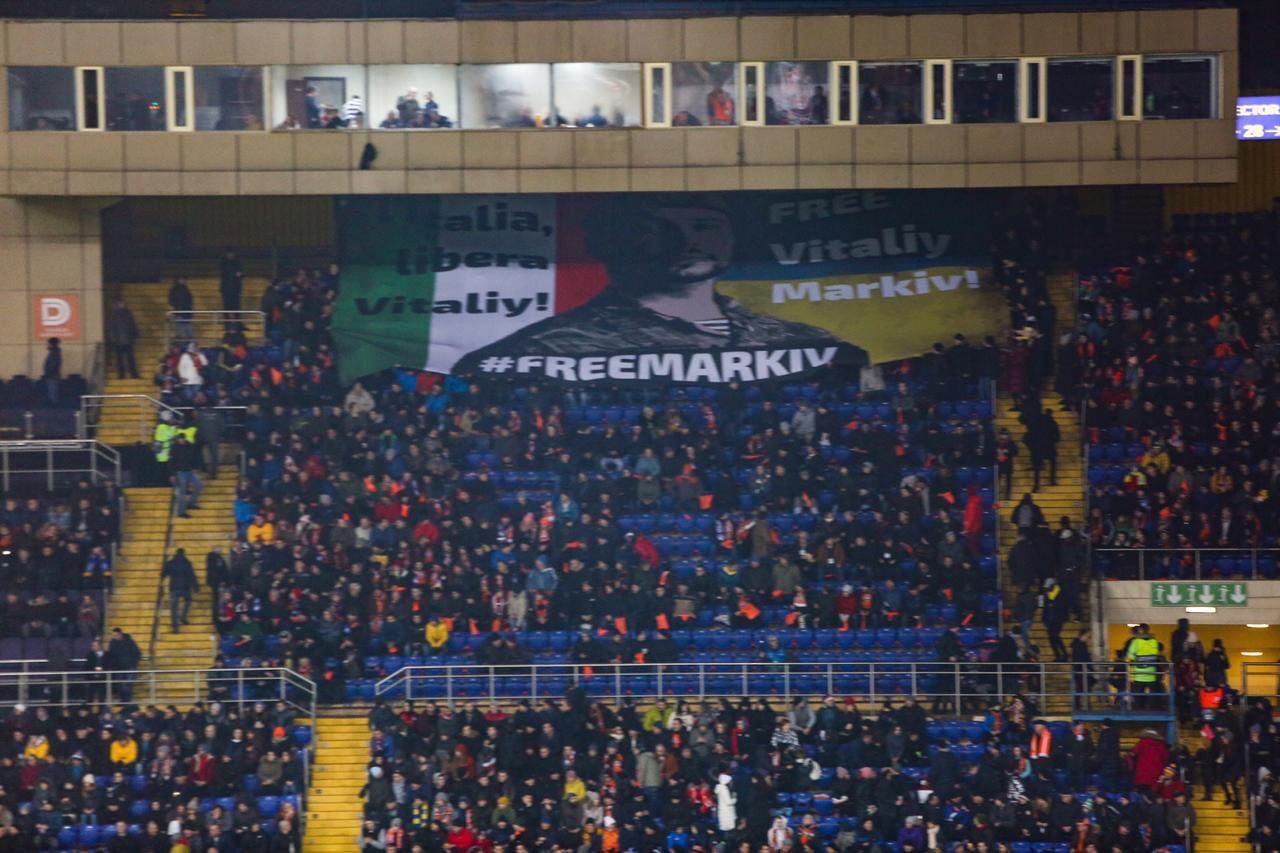На матче "Шахтера" в Лиге чемпионов растянули баннер в поддержку нацгвардейца Маркива: фото