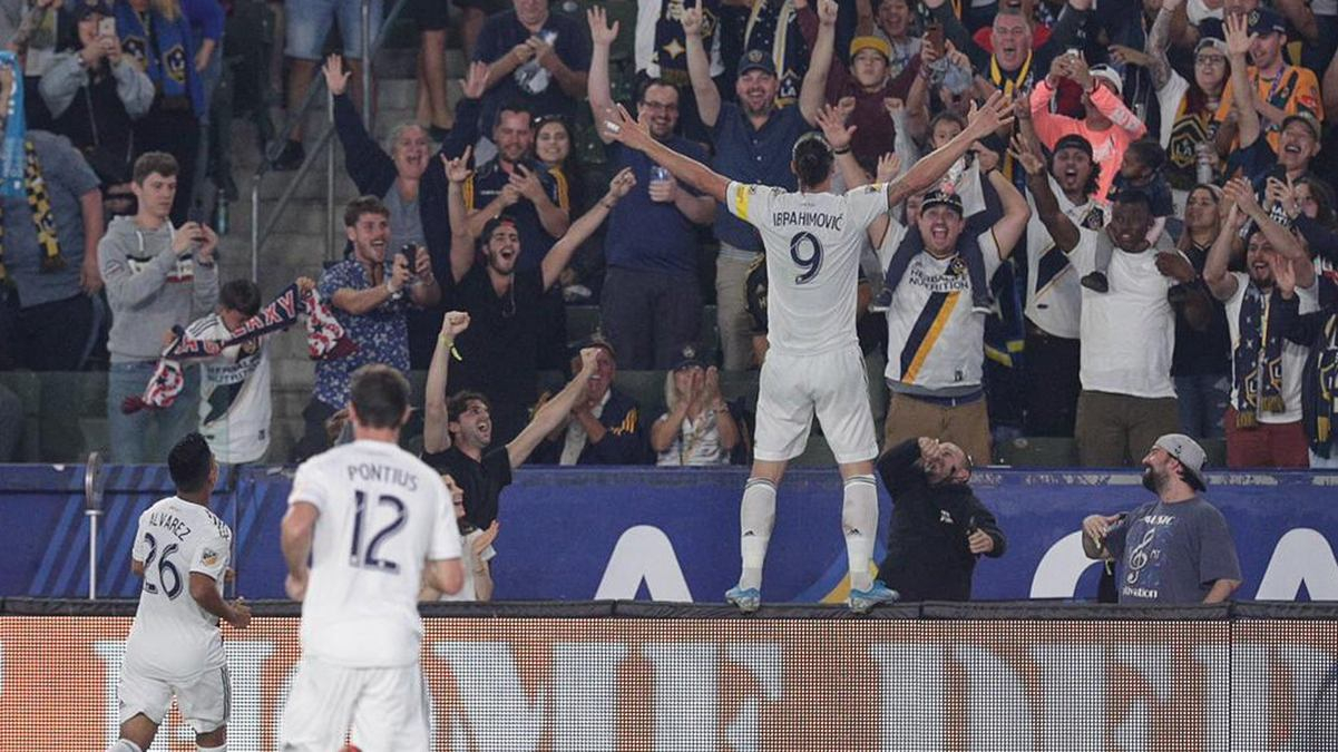 В Швеции болельщики пытались отрезать ногу памятнику Ибрагимовича: фото