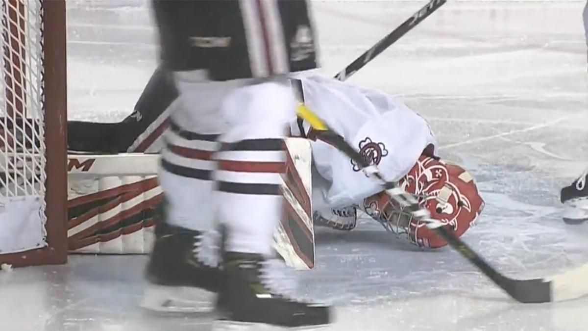 Хокеїст лезом ковзана розрізав ногу воротарю: кров не могли зупинити декілька хвилин (відео 18+)
