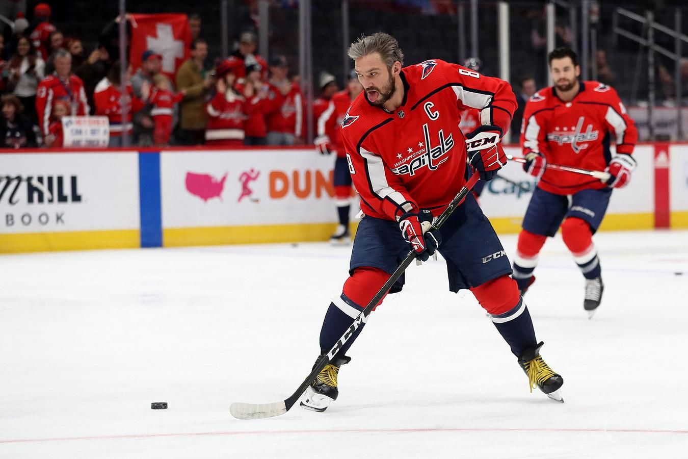 Росіянин Овечкін жорстко зніс суддю в матчі НХЛ: відео Росіянин Овечкін жорстко зніс суддю в матчі НХЛ: відео