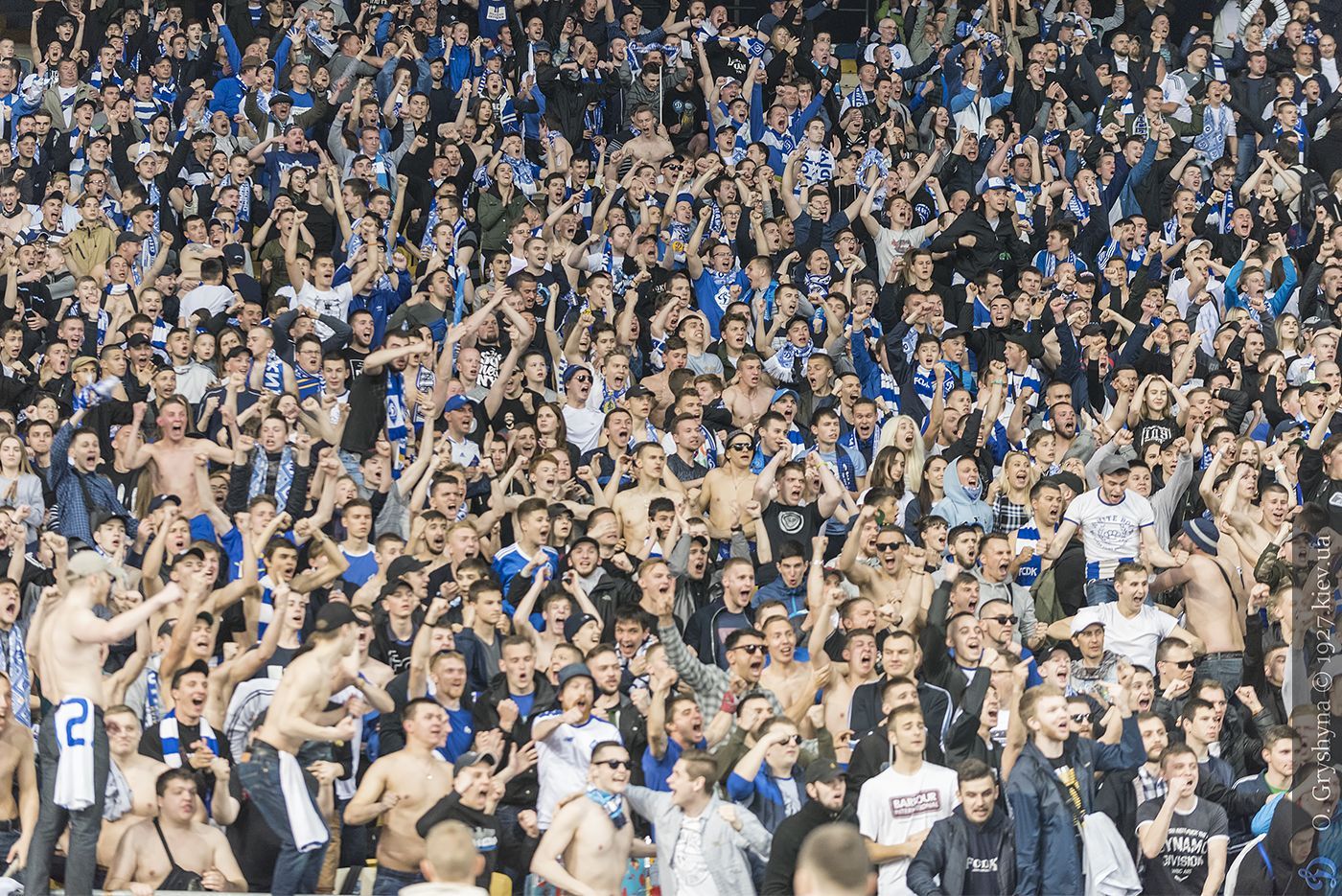 Фанаты "Динамо" вывесили оскорбительный баннер против братьев Суркисов: фото (18+) Фанаты "Динамо" вывесили оскорбительный баннер против братьев Суркисов: фото (18+)