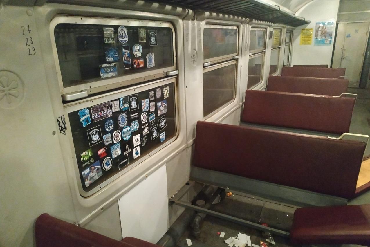 Футбольные болельщики разгромили вагон электрички Нежин – Киев: фото погрома Футбольные болельщики разгромили вагон электрички Нежин – Киев: фото погрома