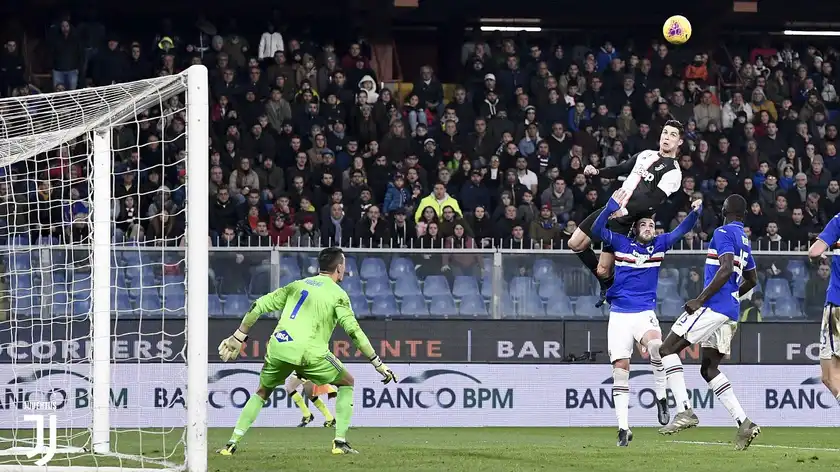 Роналду забил невероятный гол головой, подпрыгнув на фантастическую высоту: видео