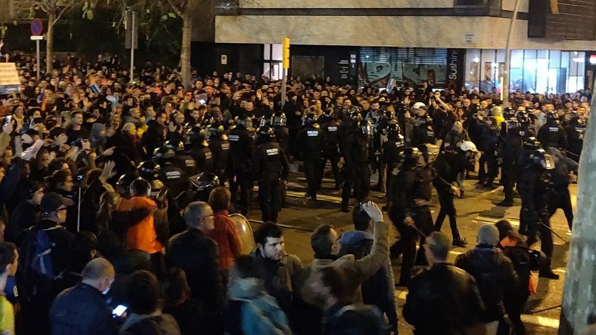 Почти полсотни человек пострадали из-за протестов после матча "Барселоны" и "Реала": видео