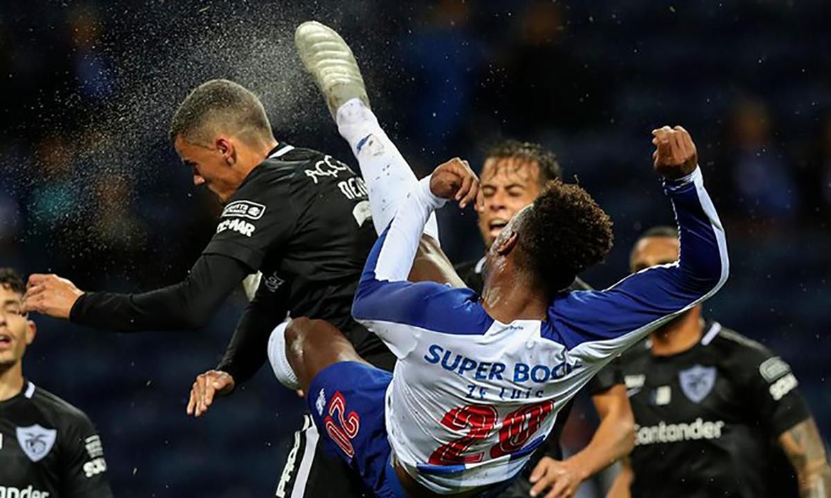 Футболист "Порту" нокаутировал соперника, грубо ударив ногой по голове: видео