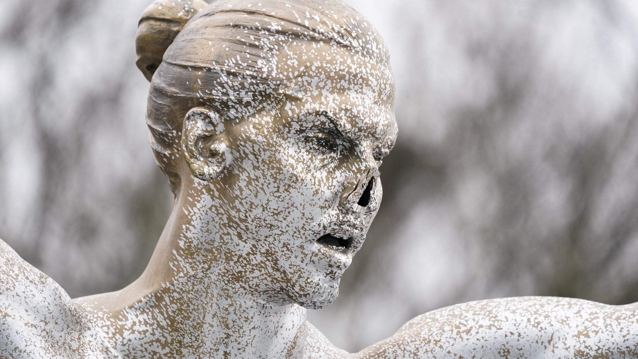 Статуя Златана Ибрагимовича осталась без носа и пальца: новые выходки фанатов-вандалов – фото