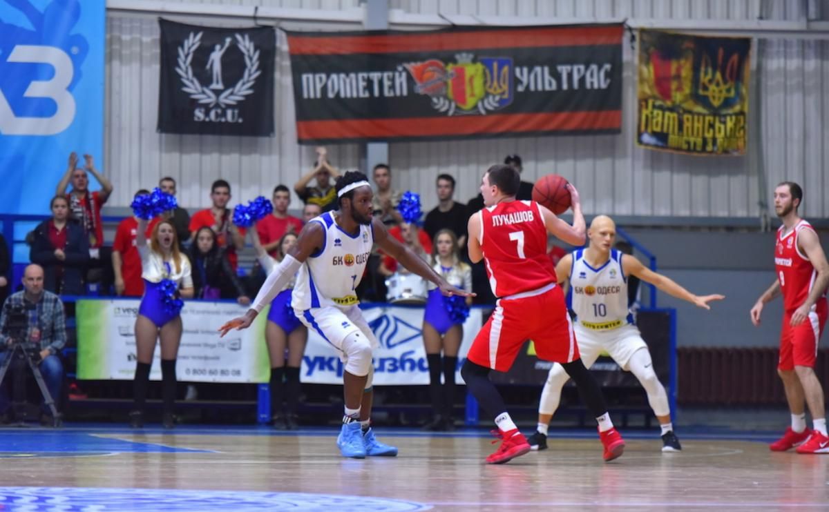 Баскетболіст у двох матчах поспіль закинув м'яч зі своєї половини поля разом з сиреною: відео Баскетболіст у двох матчах поспіль закинув м'яч зі своєї половини поля разом з сиреною: відео