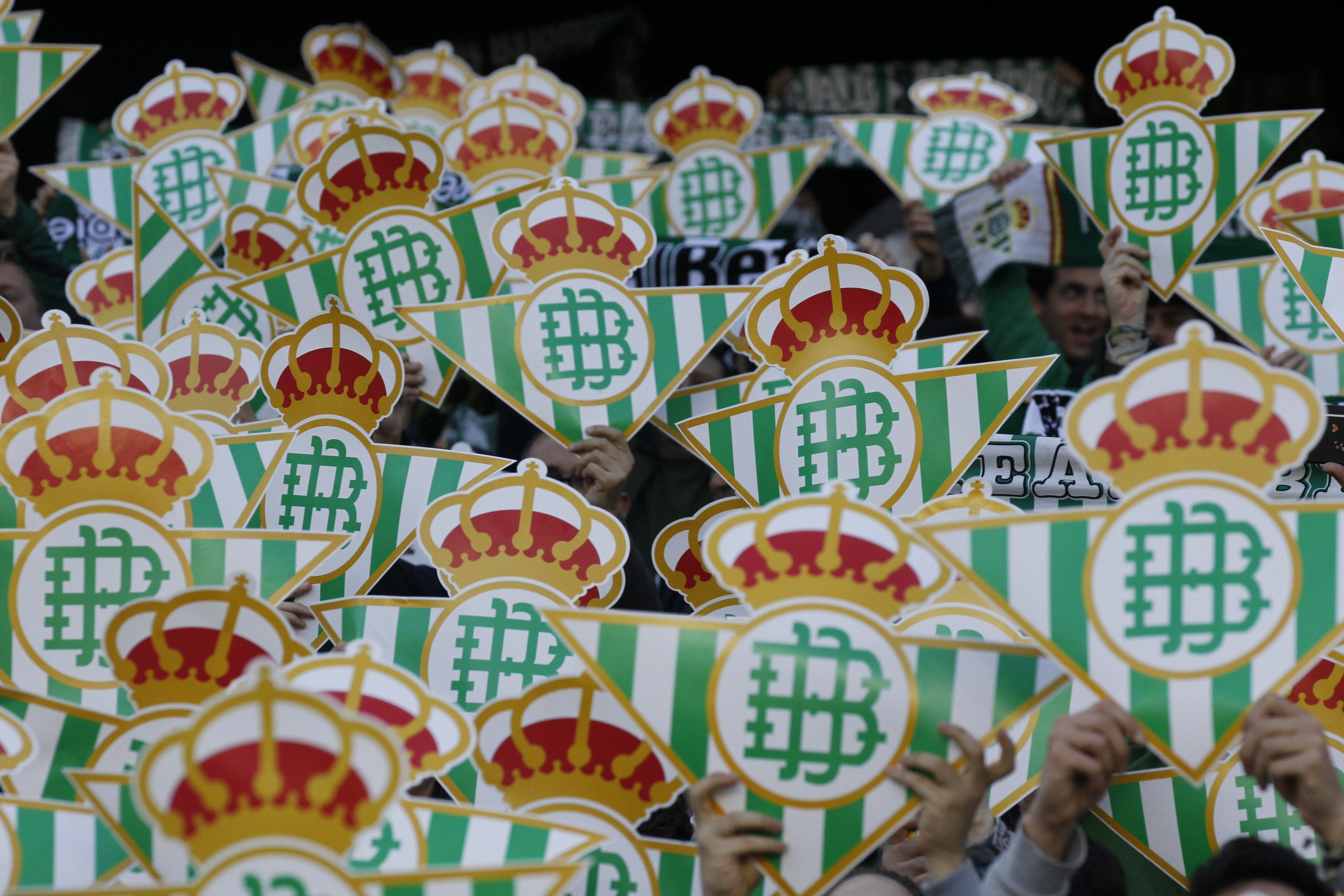 Фанати "Бетіса" закидали поле іграшками, які віддадуть в малозабезпечені сім'ї на Різдво: відео