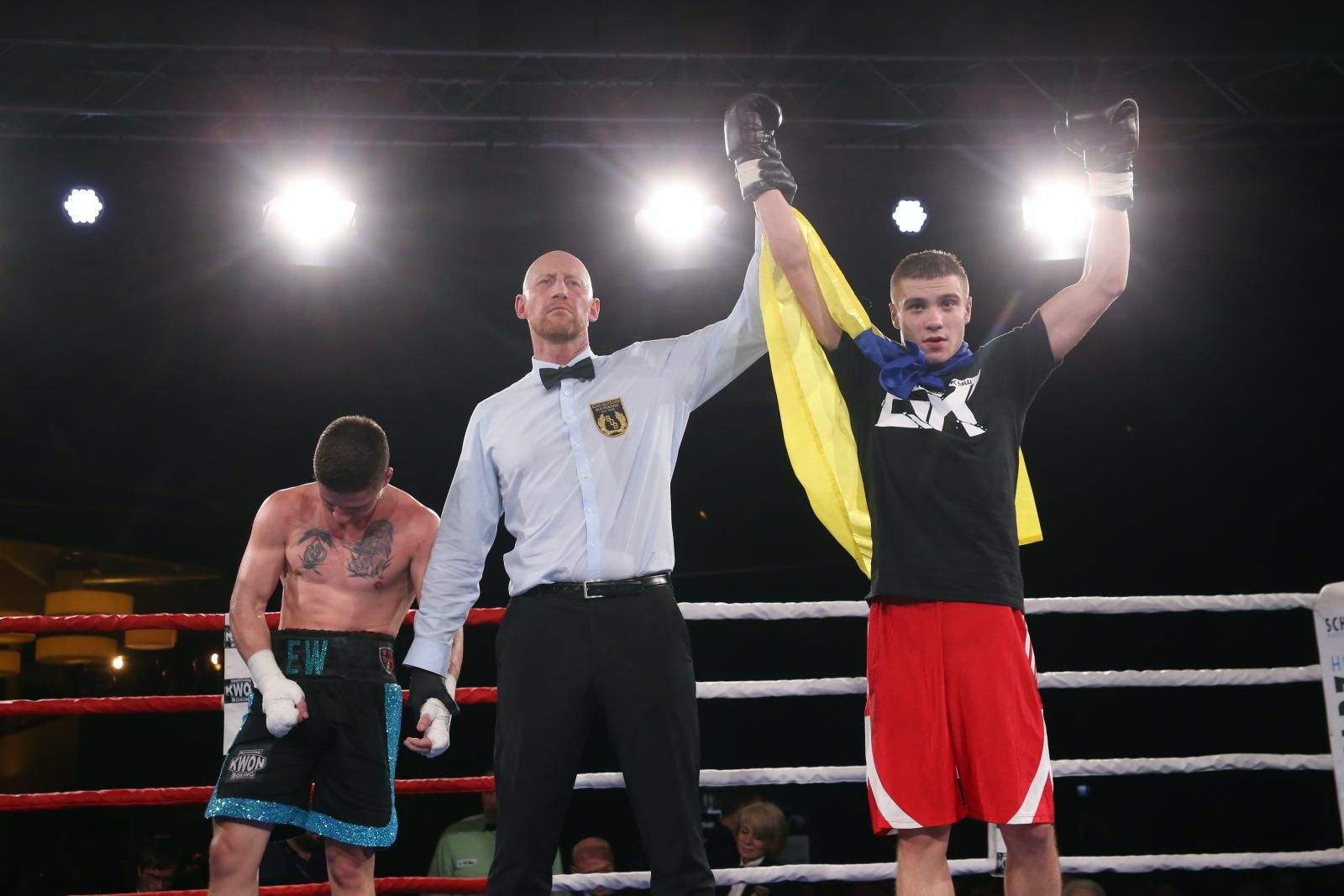 Перспективный украинский боксер мощно нокаутировал непобедимого немца: видео