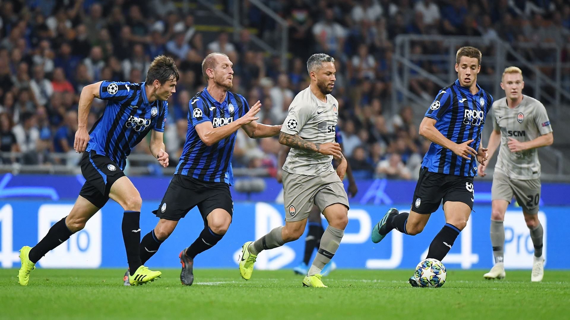 Перемога, яку ми запам'ятаємо: фанати "Аталанти" яскраво віддячили команді за розгром "Шахтаря" Перемога, яку ми запам'ятаємо: фанати "Аталанти" яскраво віддячили команді за розгром "Шахтаря"