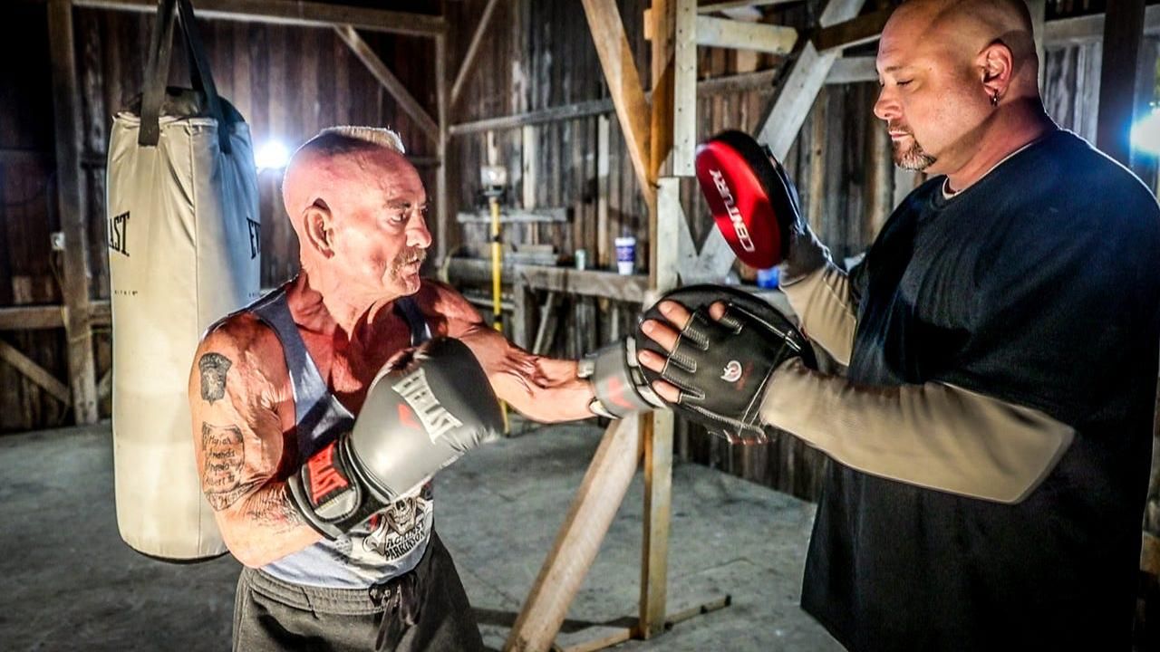 70-річний боксер брутально нокаутував суперника й встановив світовий рекорд: відео