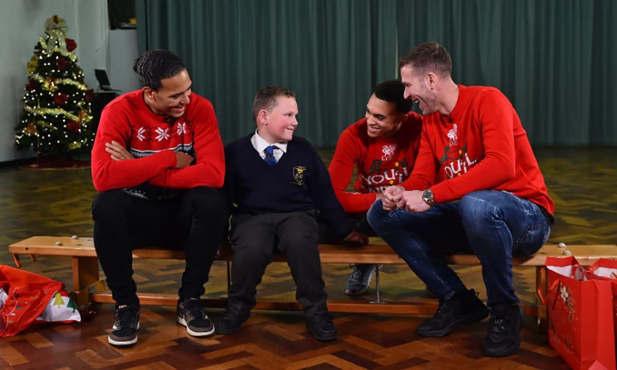 Зірки "Ліверпуля" влаштували незабутнє свято міським школярам на Різдво: відео Зірки "Ліверпуля" влаштували незабутнє свято міським школярам на Різдво: відео