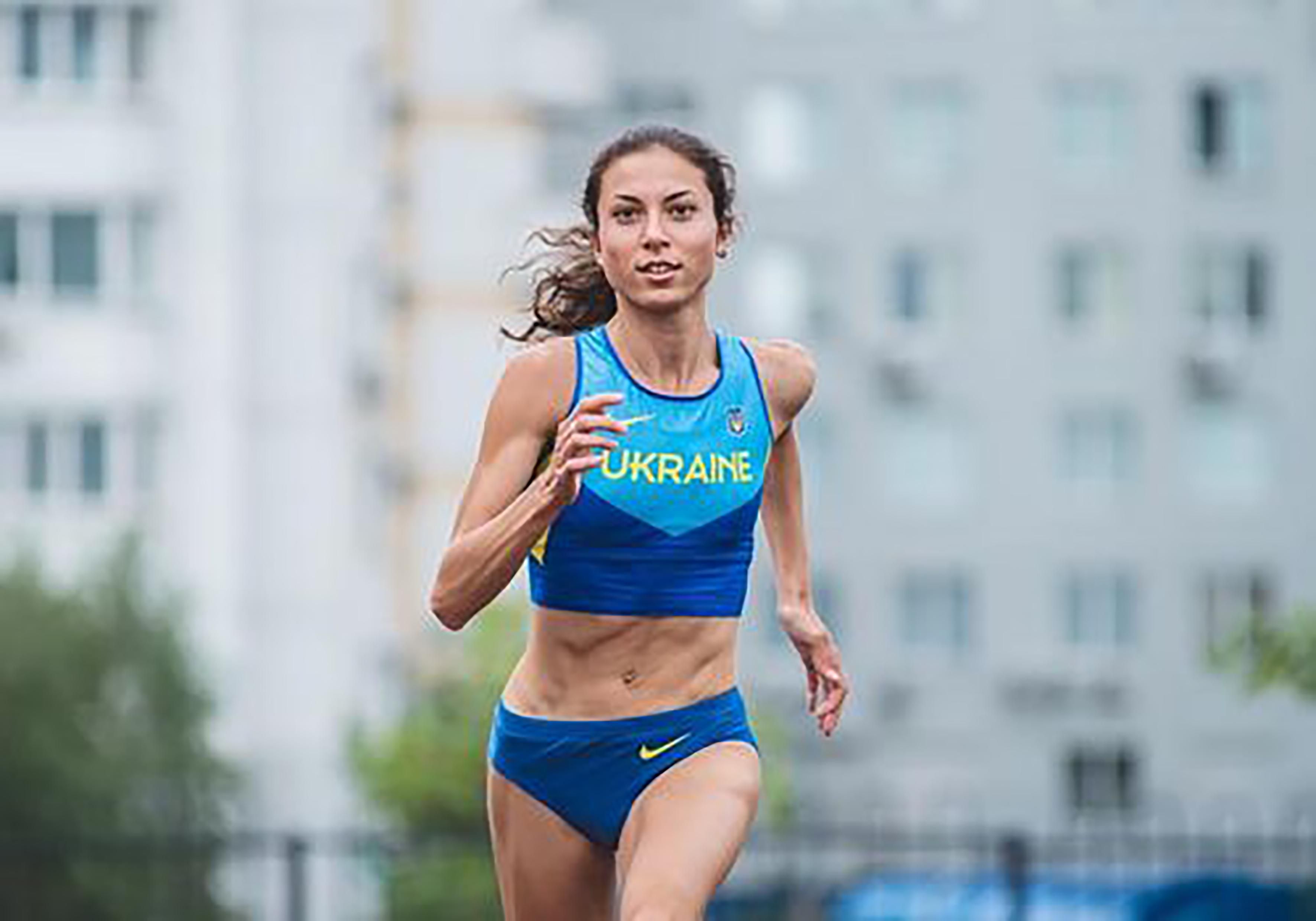 Українська спортсменка показала звабливу фігуру, пробігшись під дощем
