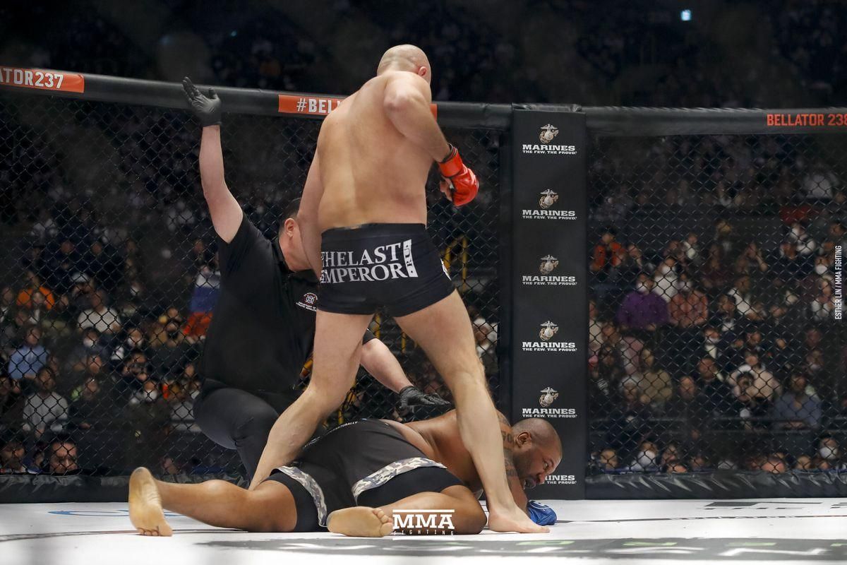 Россиянин Емельяненко быстро нокаутировал растолстевшего Джексона на Bellator 237: видео
Россиянин Емельяненко быстро нокаутировал растолстевшего Джексона на Bellator 237: видео