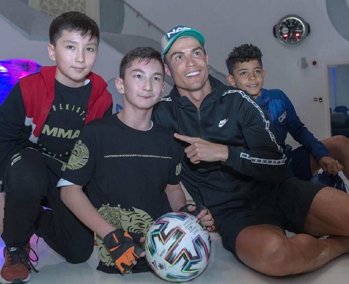 Роналду зіграв у футбол з відомим хлопчиком без ніг з Казахстану – відео