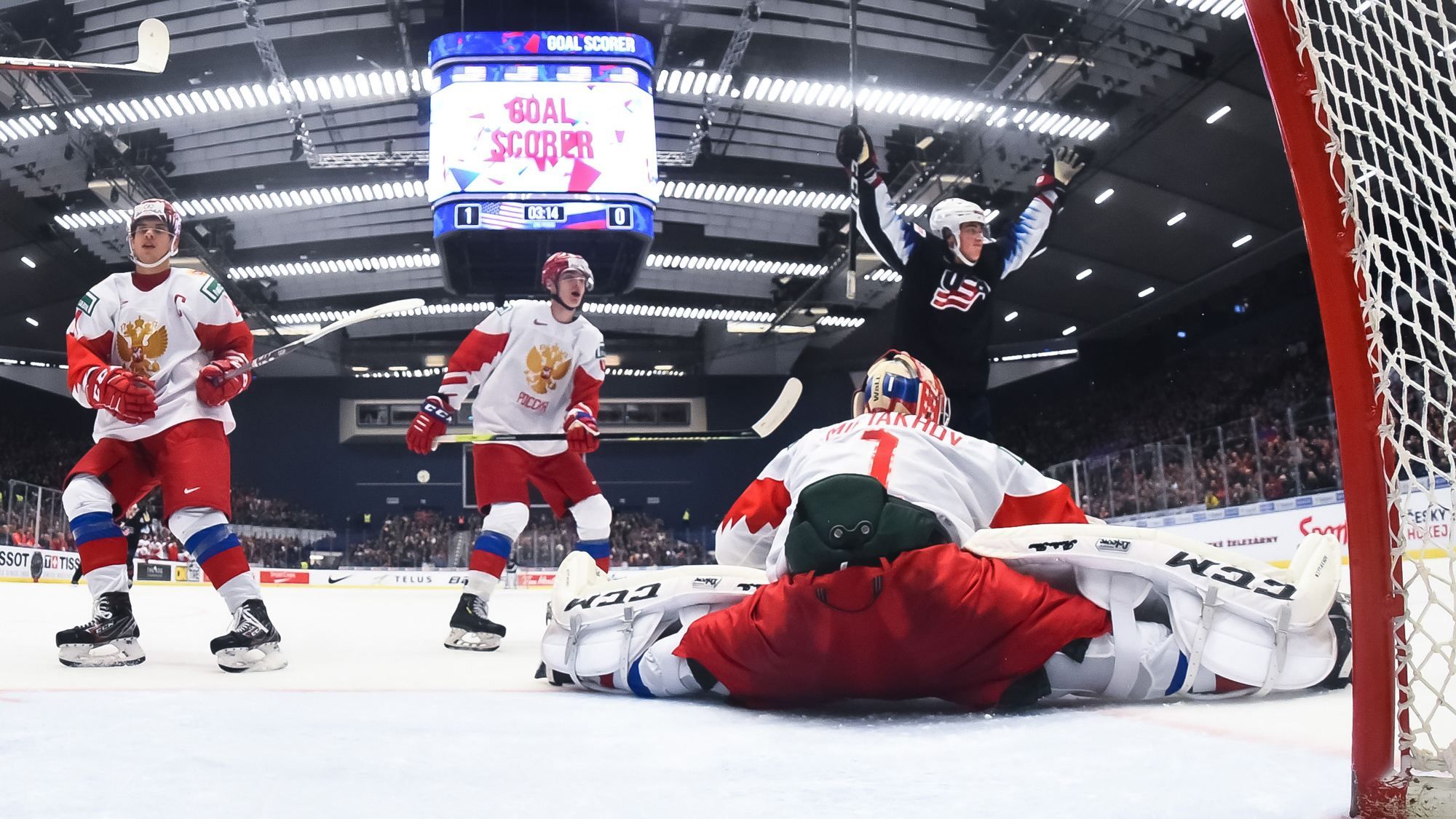Россия проиграла США на чемпионате мира по хоккею, пропустив две шайбы за 6 секунд: видео