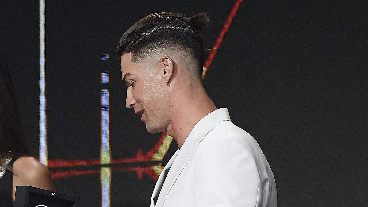 Роналду изменил прическу, отпустив хвостик: фото