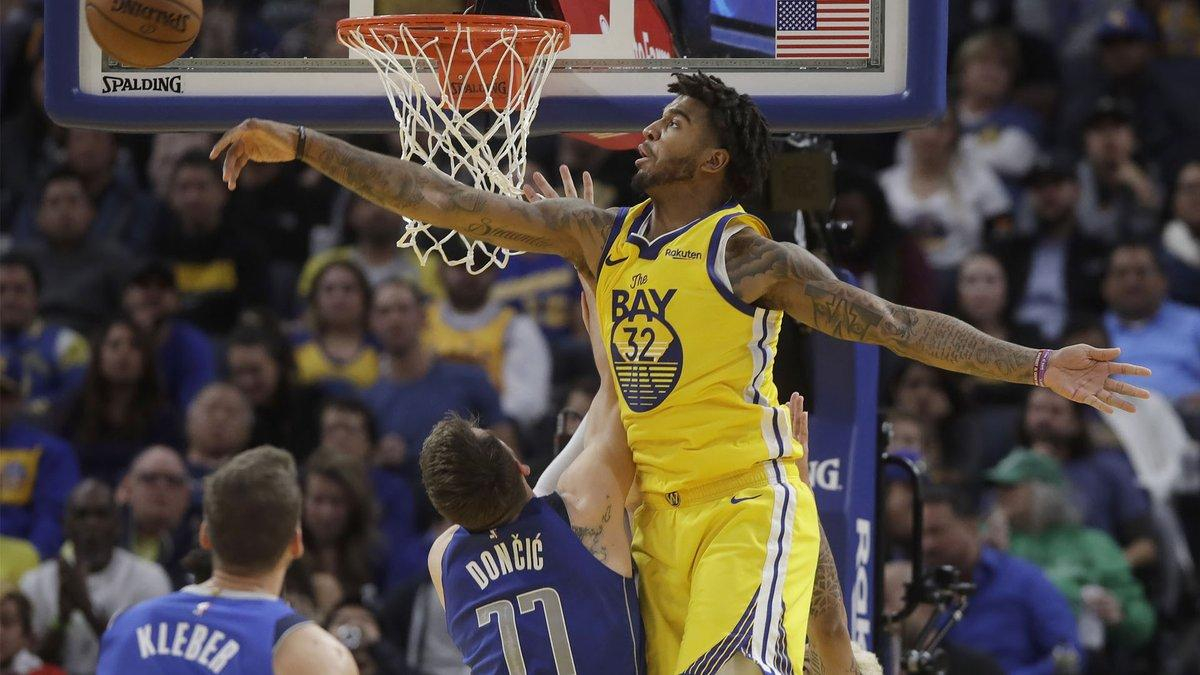 Баскетболист грубо толкнул рекордсмена НБА на болельщиков и получил штраф: видео