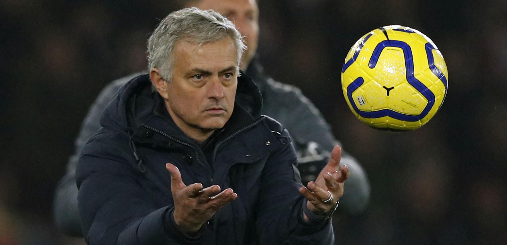 Моурінью отримав жовту картку, підглянувши в блокнот суперника під час матчу: відео Моурінью отримав жовту картку, підглянувши в блокнот суперника під час матчу: відео