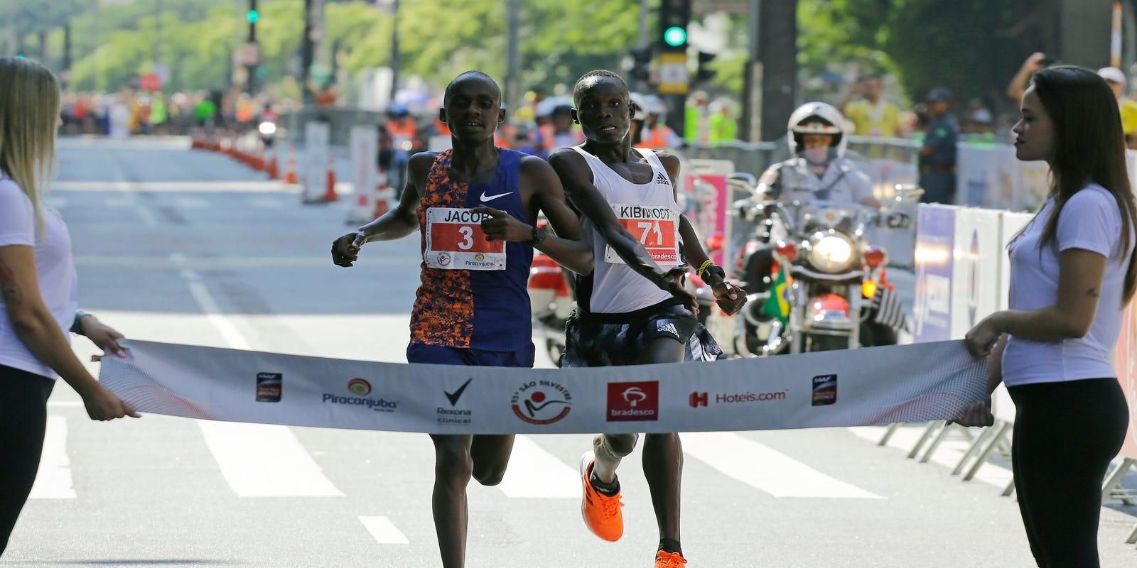 Бегун досадно проиграл забег, пропустив соперника вперед на последнем метре: видео Бегун досадно проиграл забег, пропустив соперника вперед на последнем метре: видео