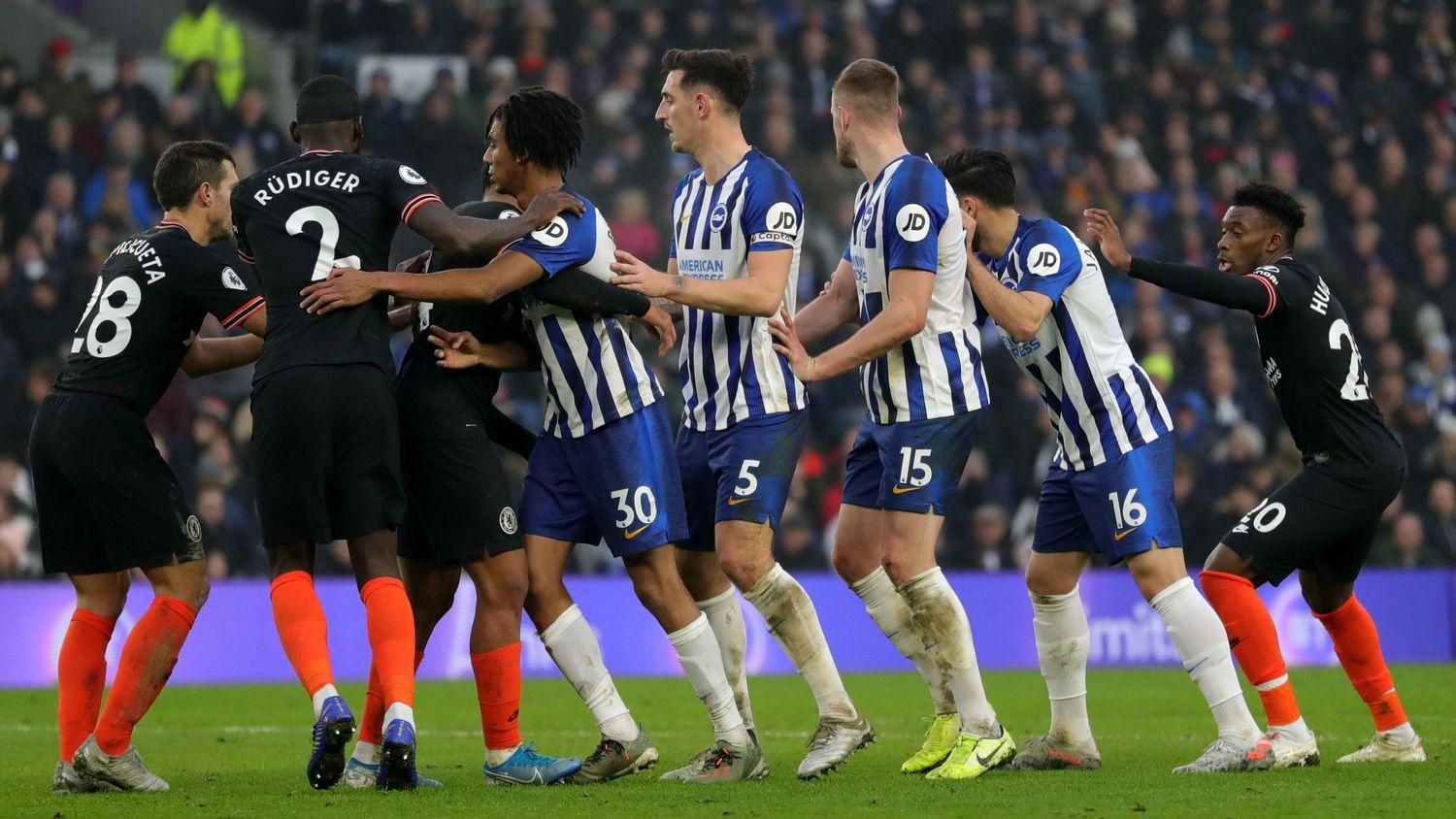 Поліція затримала трьох фанатів на грі "Брайтон" – "Челсі" через расистські та гомофобні вигуки Поліція затримала трьох фанатів на грі "Брайтон" – "Челсі" через расистські та гомофобні вигуки