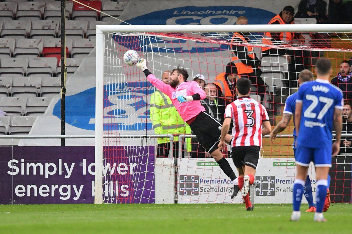 Вратарь в Англии помог нападающему забить курьезный гол: видео Вратарь в Англии помог нападающему забить курьезный гол: видео