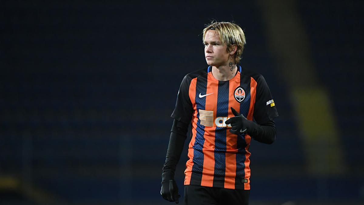 Гравець "Шахтаря" знявся у відео в Росії з місцевими ютуб-блогерами Гравець "Шахтаря" знявся у відео в Росії з місцевими ютуб-блогерами