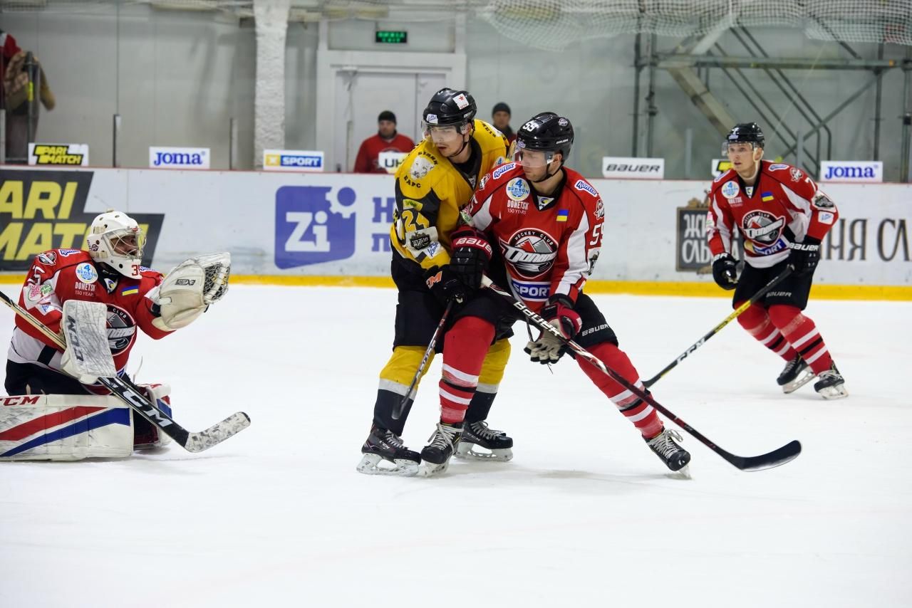 Украинские клубы забросили 18 шайб в двух матчах УХЛ: видео Украинские клубы забросили 18 шайб в двух матчах УХЛ: видео