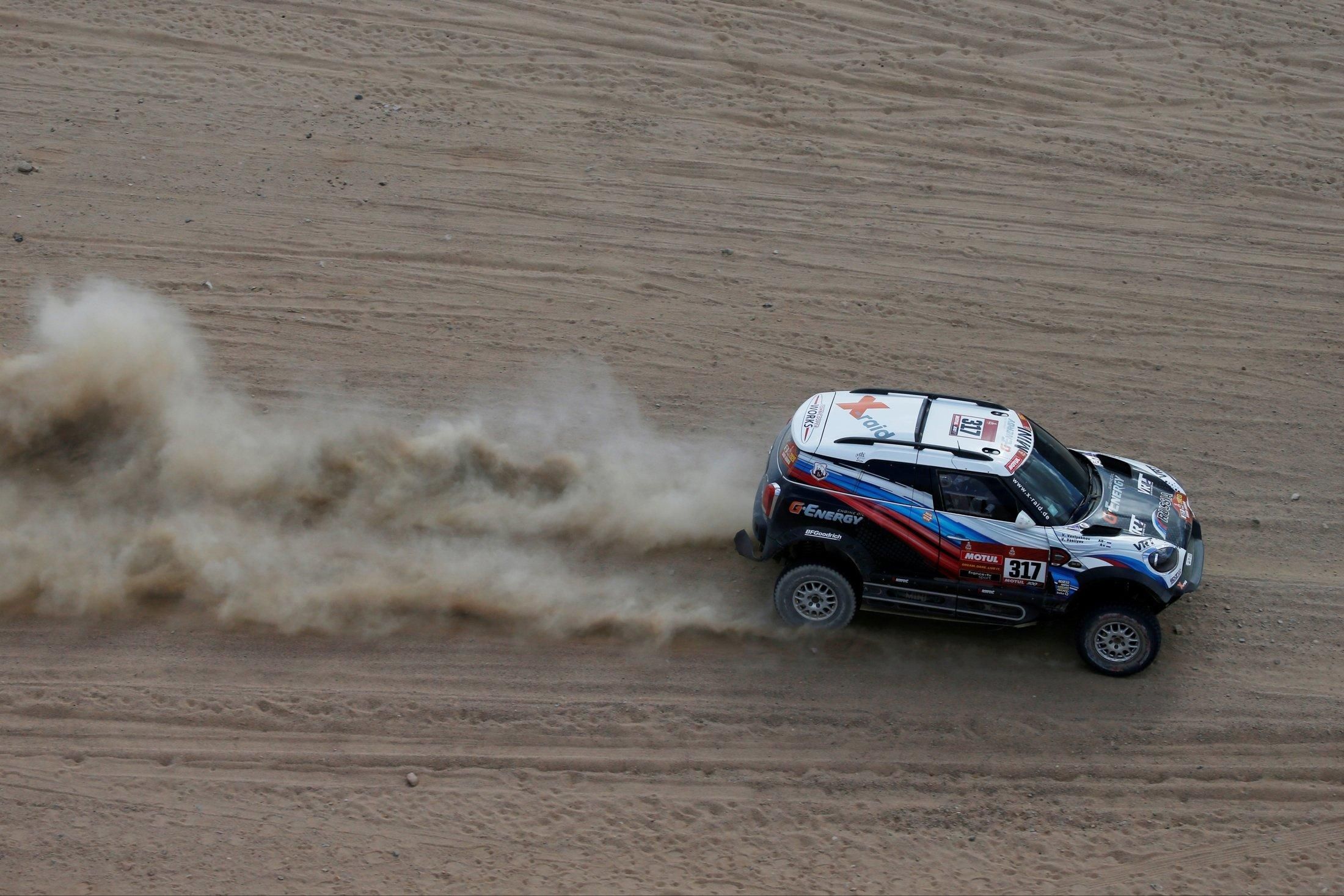 Машина российского гонщика с украинским штурманом сгорела во время гонки "Дакар": видео Машина российского гонщика с украинским штурманом сгорела во время гонки "Дакар": видео