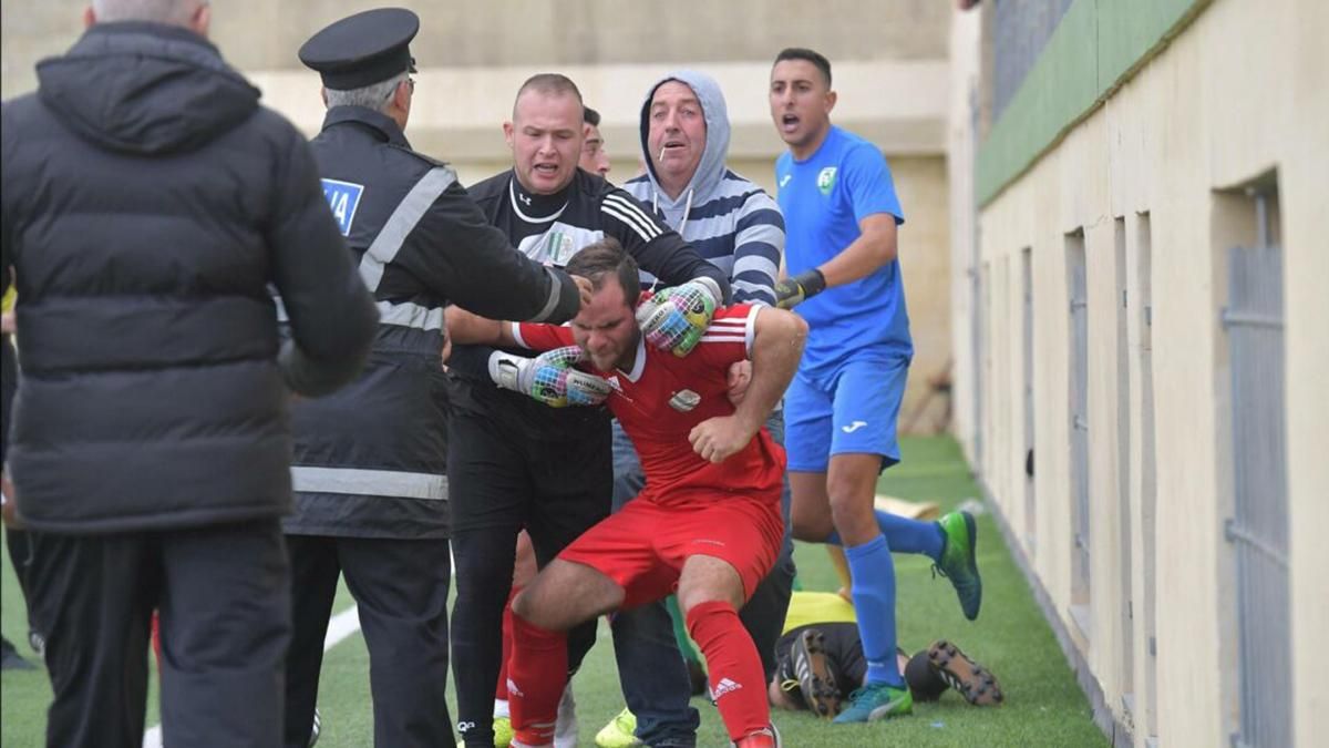 Футболист отправил в нокаут арбитра после удаления в матче чемпионата Мальты: фото и видео