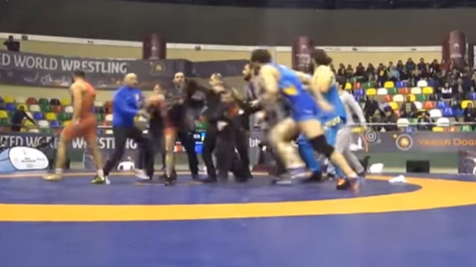 Українські та грузинські борці влаштували масову бійку на міжнародному турнірі: відео Українські та грузинські борці влаштували масову бійку на міжнародному турнірі: відео