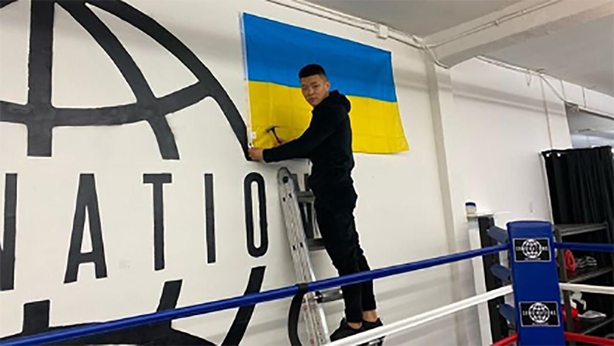 Украинский боксер Арнольд Хегай вывесил флаг Украины в американском спортзале: фото