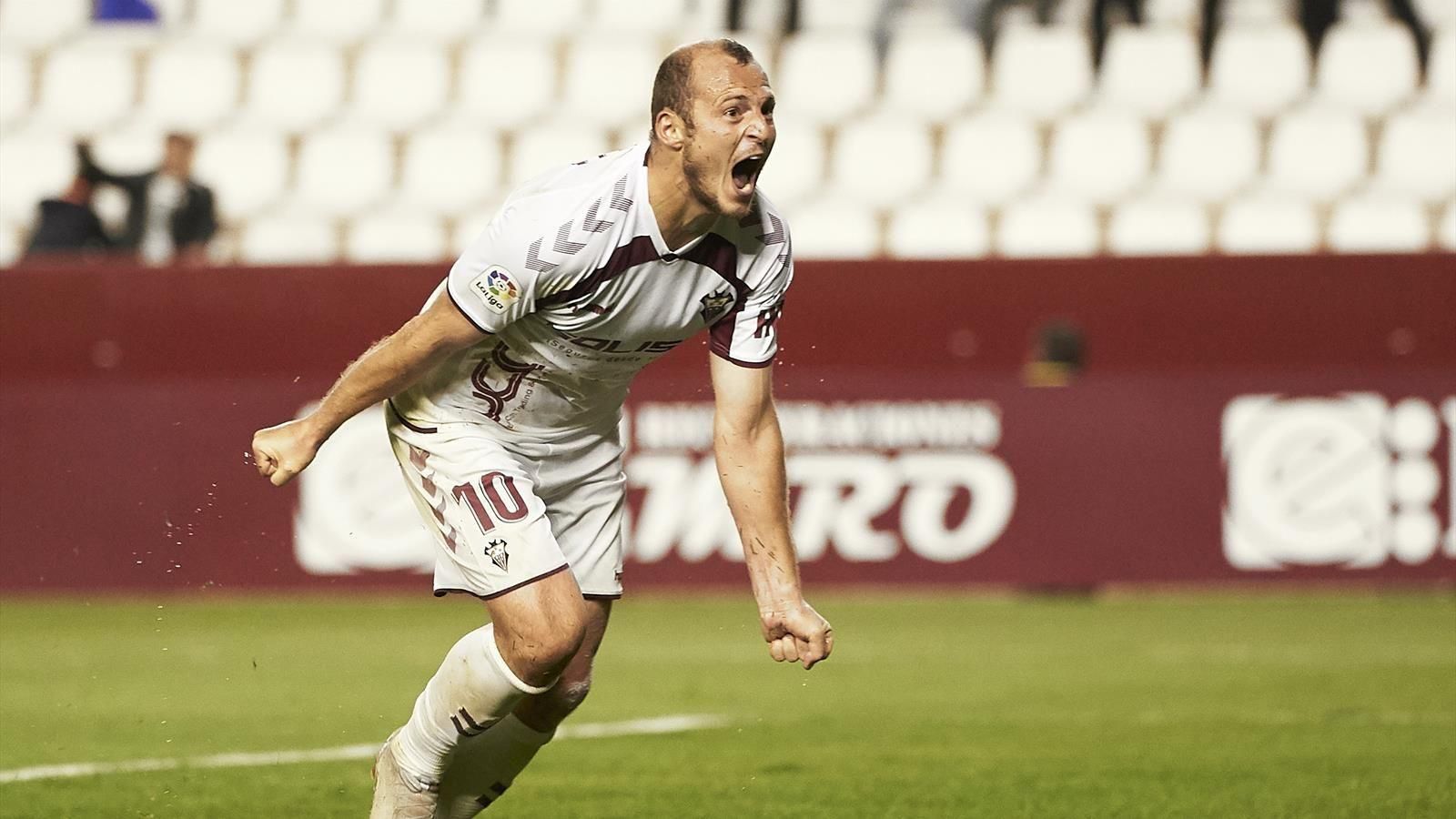 Фанаты "Райо Вальекано" устроили шествие с оскорблениями в адрес Зозули – видео Фанаты "Райо Вальекано" устроили шествие с оскорблениями в адрес Зозули – видео