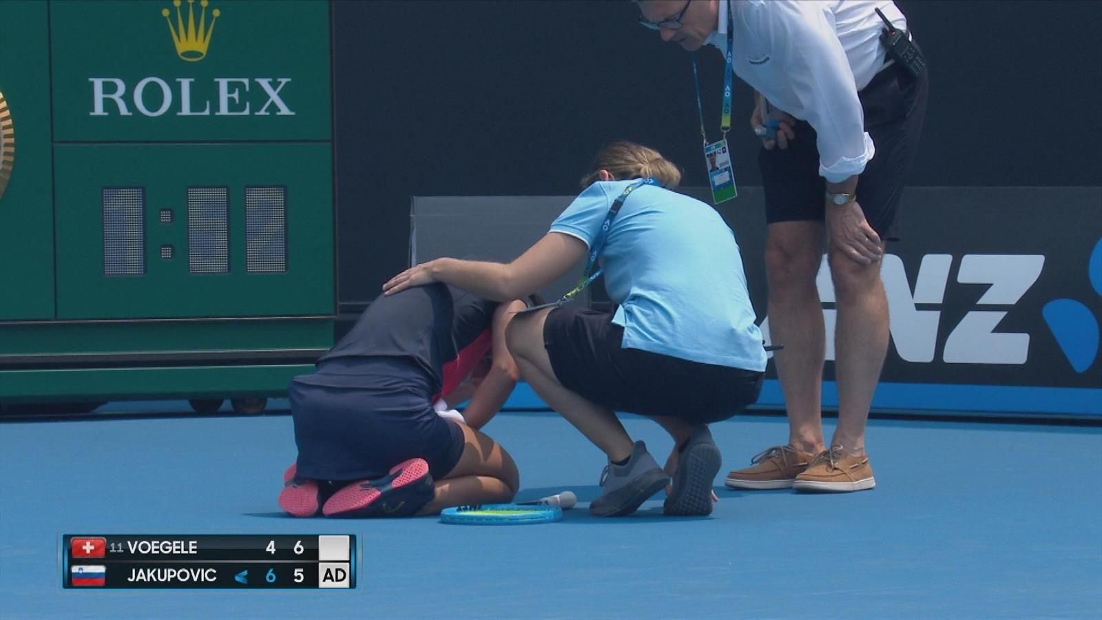 На Australian Open теннисисты массово задыхаются от дыма, среди пострадавших украинка – видео На Australian Open теннисисты массово задыхаются от дыма, среди пострадавших украинка – видео