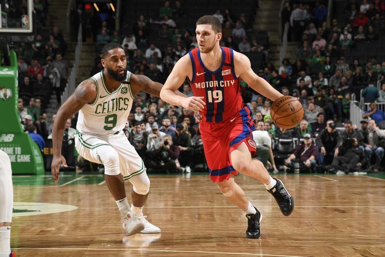 Украинец Михайлюк забросил мяч со своей половины и стал лучшим игроком матча НБА: видео Украинец Михайлюк забросил мяч со своей половины и стал лучшим игроком матча НБА: видео