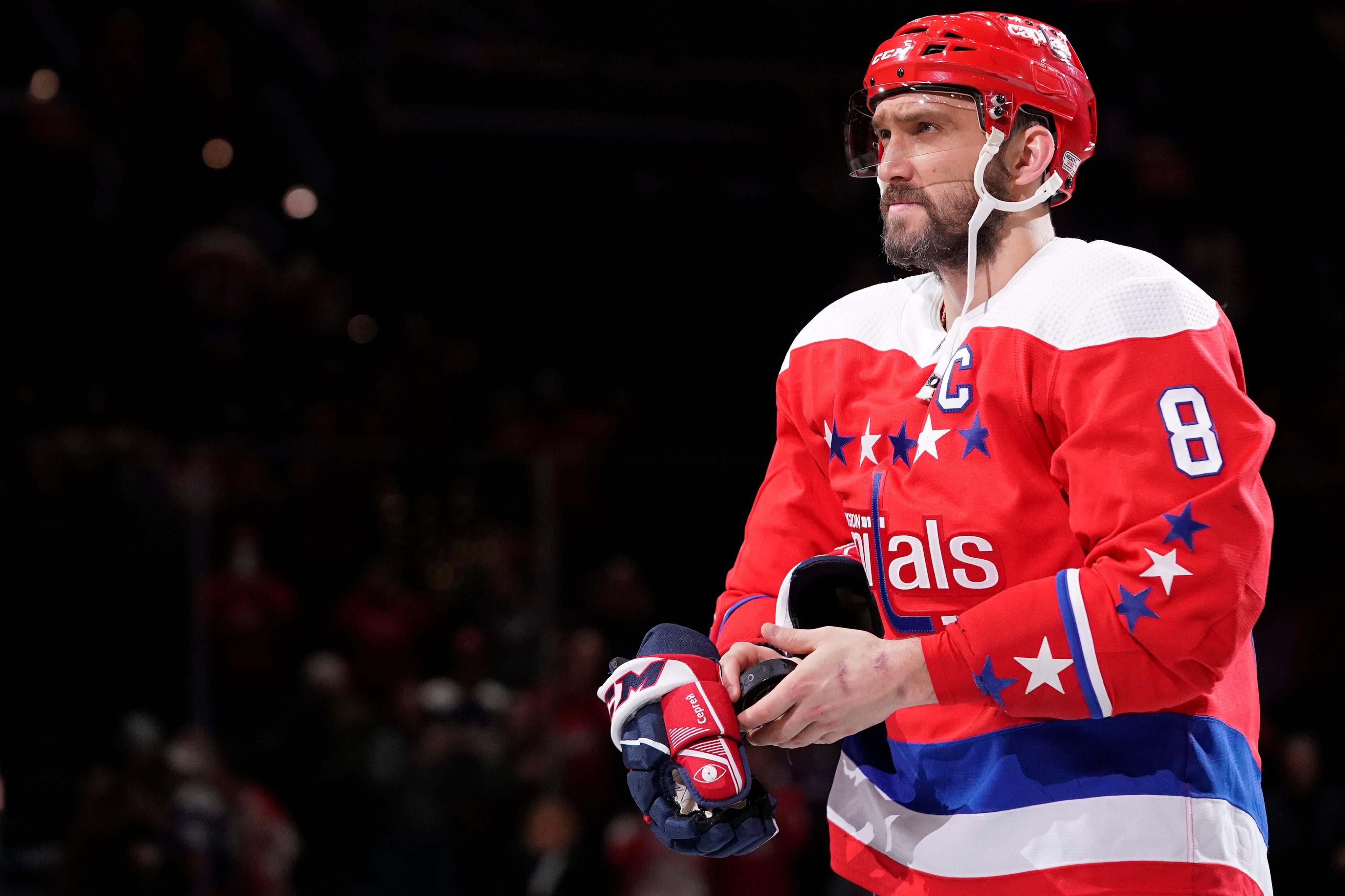 Американський хокеїст грубо розбив обличчя росіянину Овечкіну під час матчу – відео Американський хокеїст грубо розбив обличчя росіянину Овечкіну під час матчу – відео