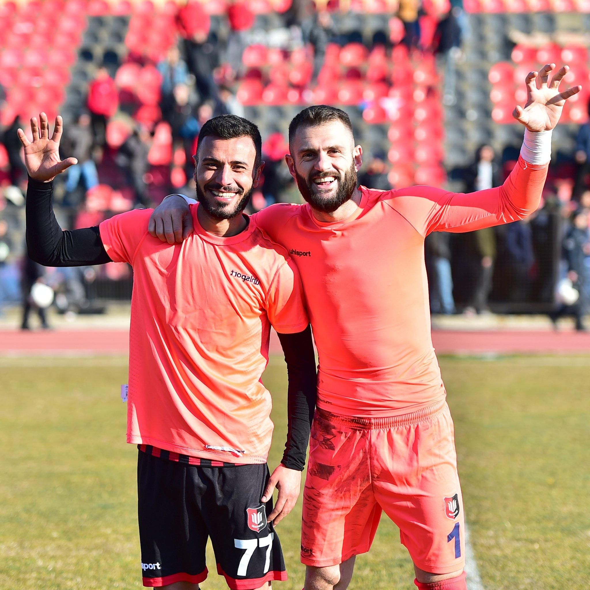 Вратарь был удален в матче, дважды подряд отбив пенальти – видео курьезного момента Вратарь был удален в матче, дважды подряд отбив пенальти – видео курьезного момента