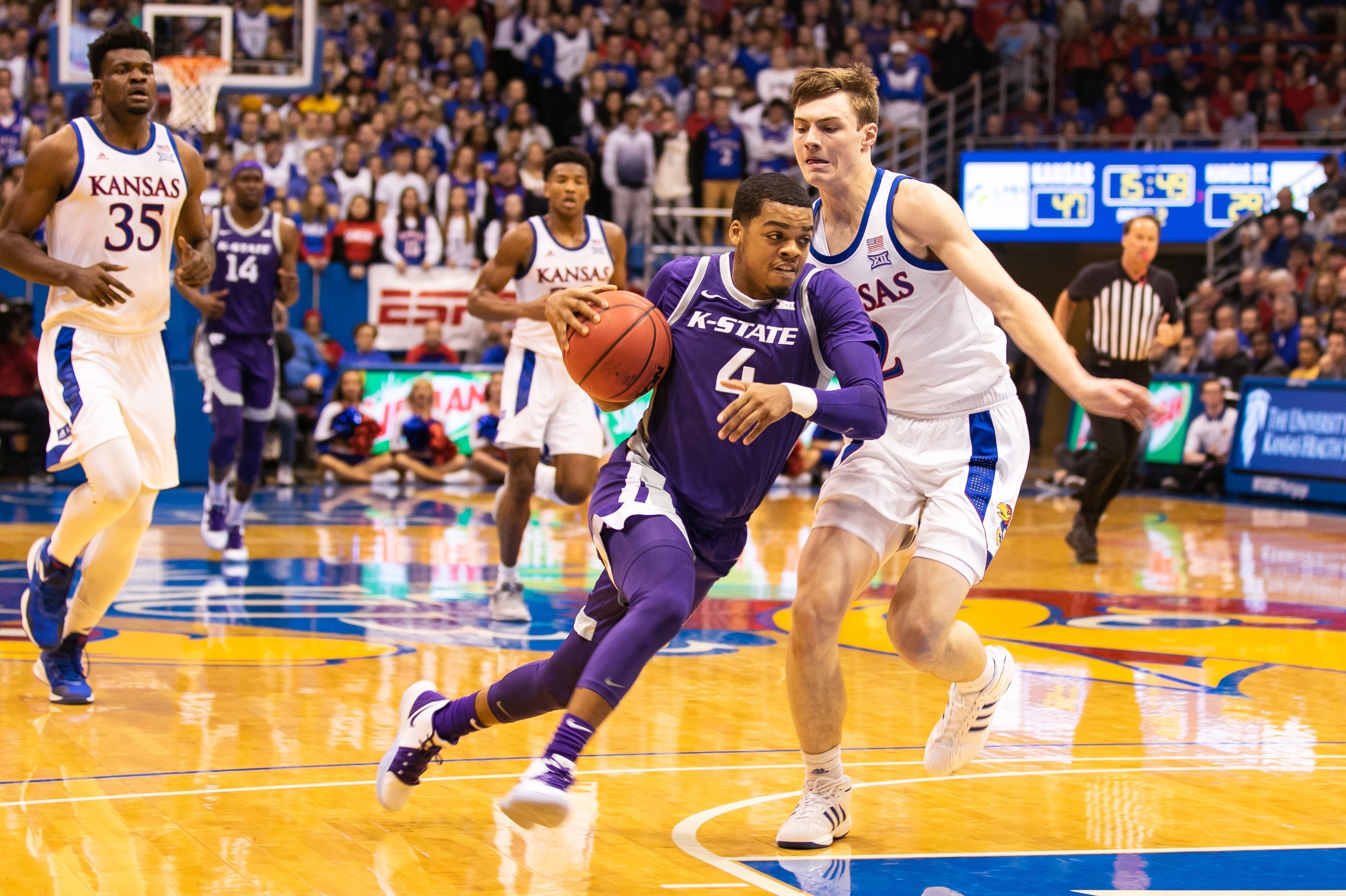 Массовая драка на баскетбольном матче в США, в ход пошли даже стулья – видео Массовая драка на баскетбольном матче в США, в ход пошли даже стулья – видео