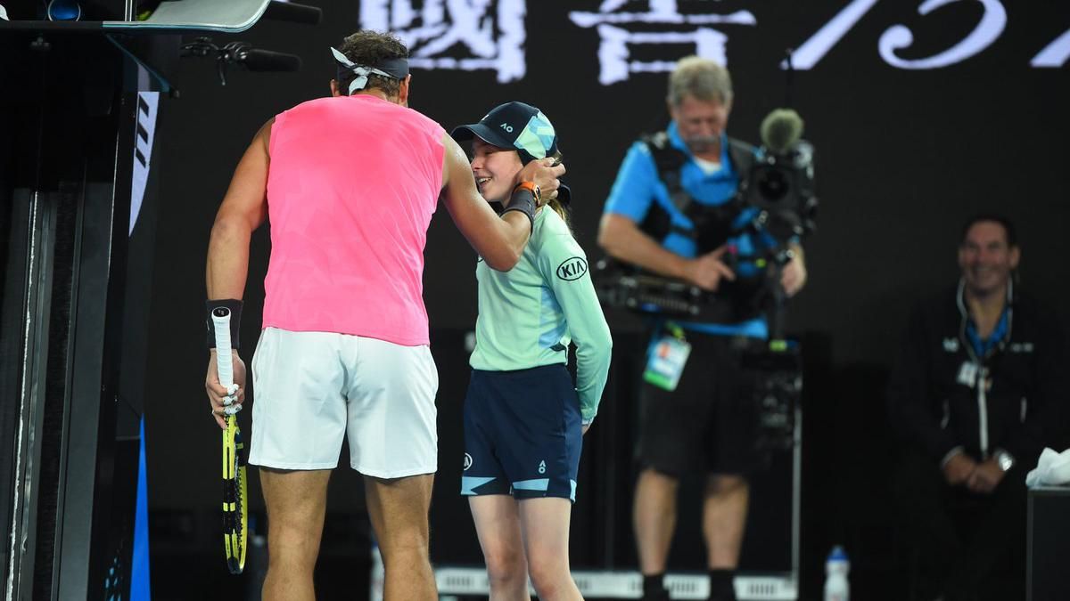 Надаль поцеловал девочку на Australian Open и подарил бандану: теннисист попал в нее мячом Надаль поцеловал девочку на Australian Open и подарил бандану: теннисист попал в нее мячом
