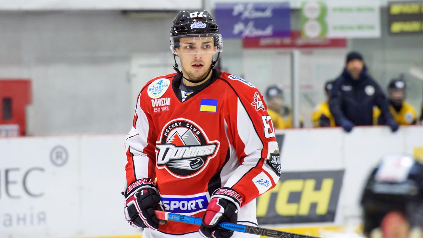 Хоккеист так хотел забросить шайбу в сенсационном матче, что подыграл рукой – видео Хоккеист так хотел забросить шайбу в сенсационном матче, что подыграл рукой – видео