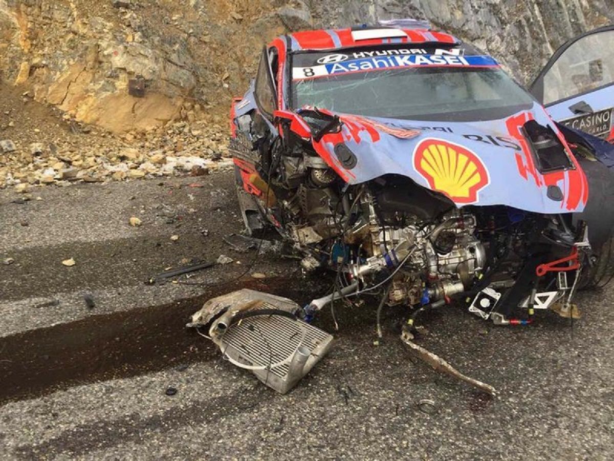 Чемпіон світу з автогонок потрапив у моторошну аварію, вилетівши з обриву в дерева: відео Чемпіон світу з автогонок потрапив у моторошну аварію, вилетівши з обриву в дерева: відео