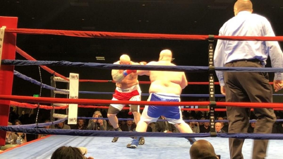 Самого толстого боксера планеты мощно нокаутировали во втором раунде: видео