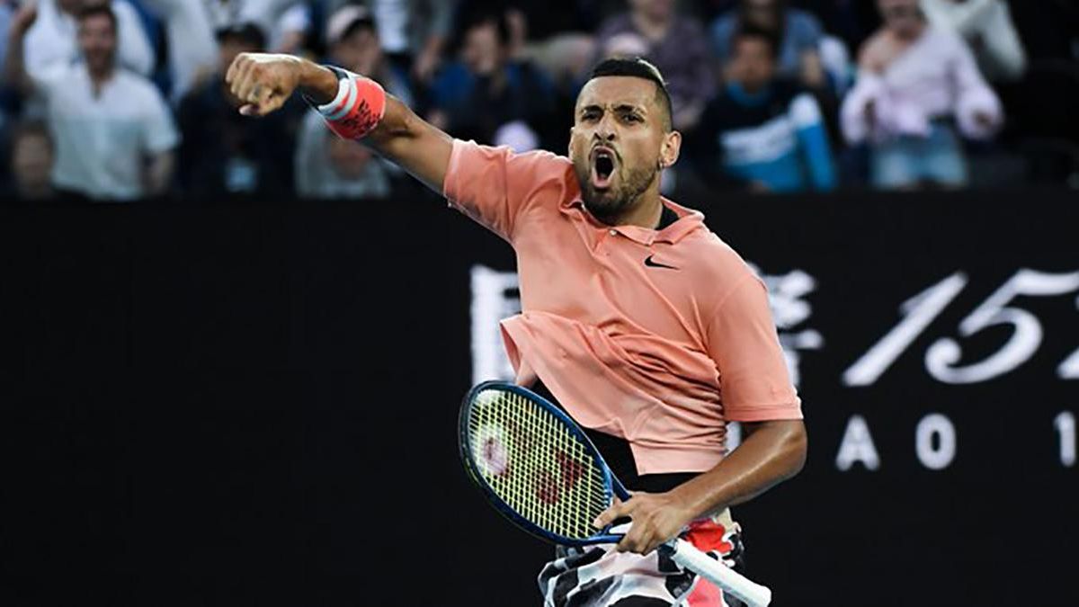Нік Кірйос зі злості розтрощив ракетку на Australian Open і подарував її глядачам – відео Нік Кірйос зі злості розтрощив ракетку на Australian Open і подарував її глядачам – відео